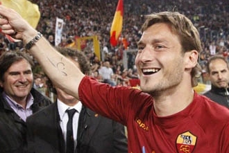 Francesco Totti con la aficin de la Roma.