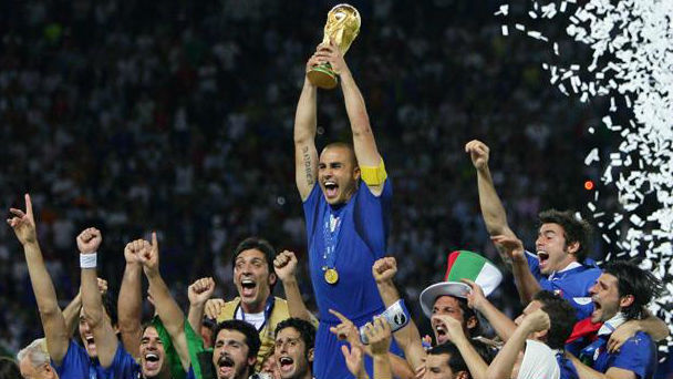 Fabio Cannavaro levantado la Copa del Mundo de 2006 ganada por Italia.