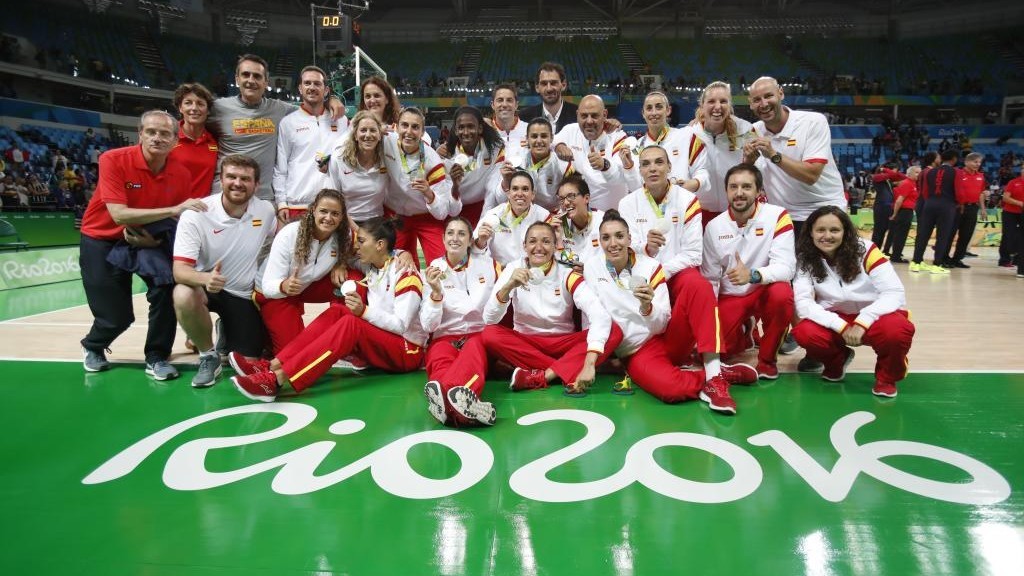 La selección española de baloncesto y su cuerpo técnico celebran la medalla conquistada en Rio 2016