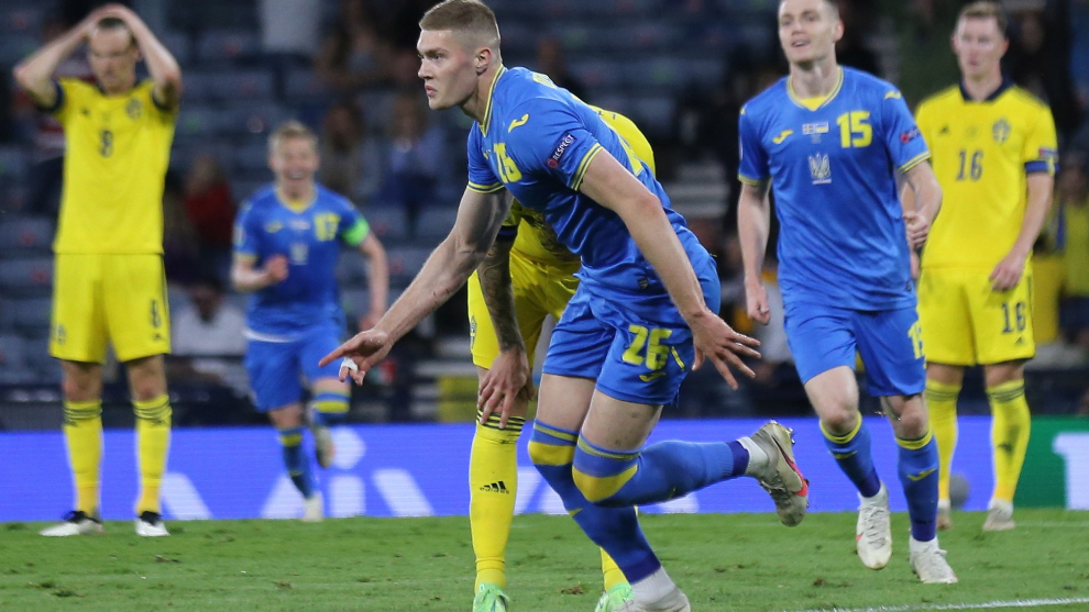 Dovbyk celebra el gol que metió a Ucrania en cuartos