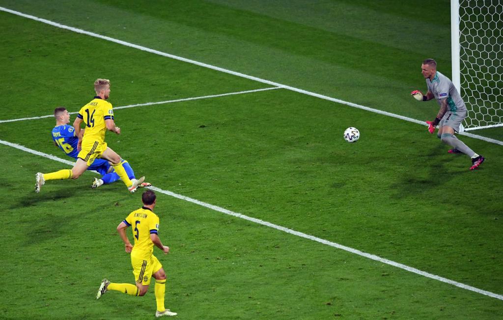 Momento en el que Dovbyk marca el gol que elimin a Suecia