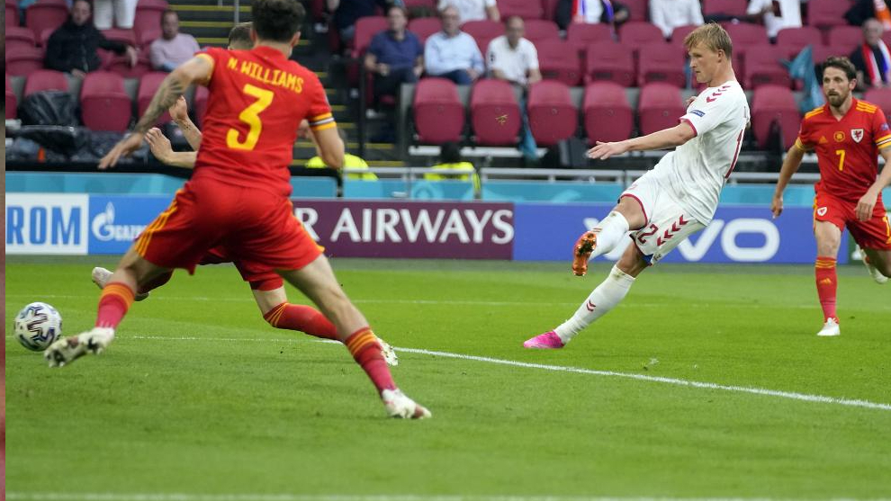 Kasper Dolberg dispara a puerta para marcar el primer gol, en este caso, golazo, a Gales.