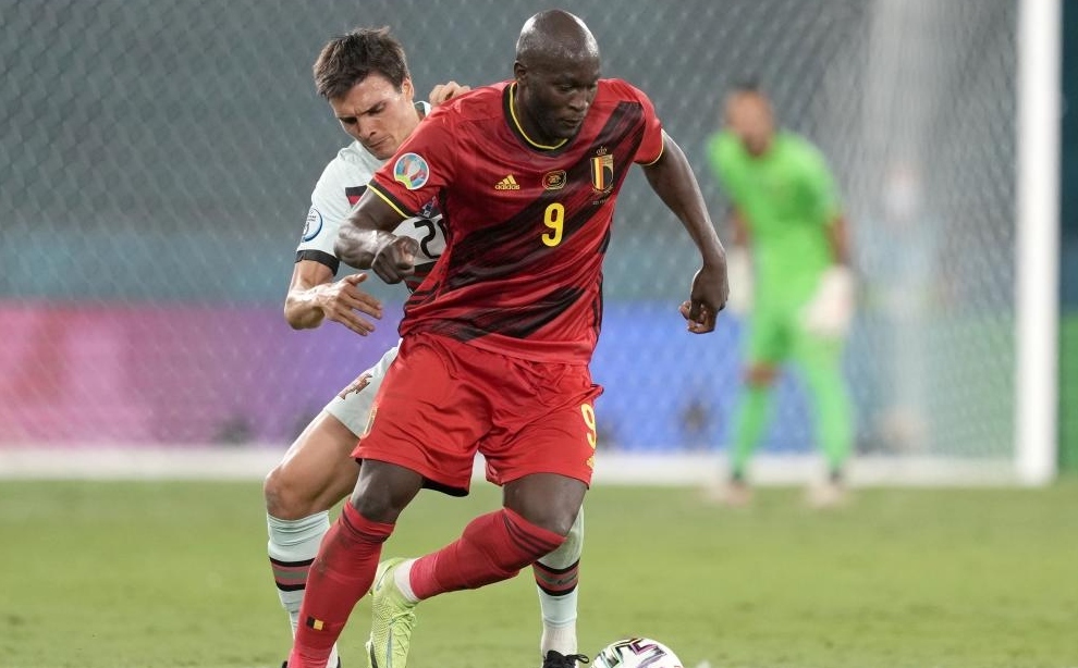 Romelu Lukaku en una acción con el jugador portugués Joao Palhinha en los octavos de final