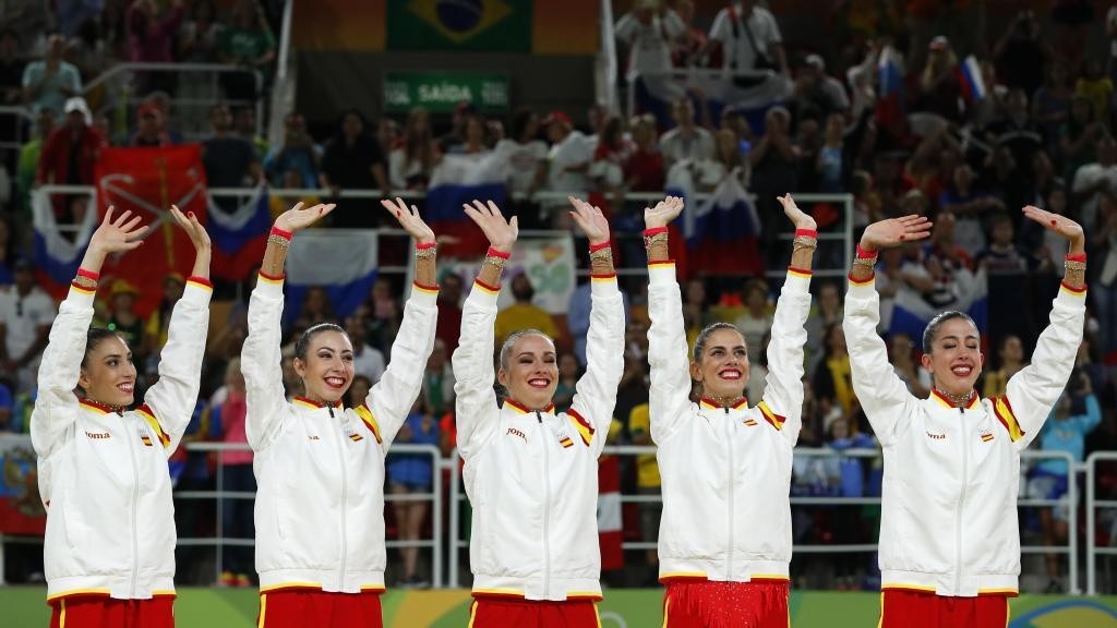 El equipo español de gimnasia rítmica con la medalla de plata ganada en Río 2016