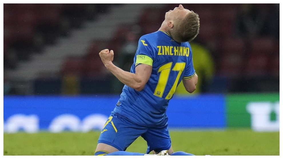Zinchenko: de huir de la guerra, estar sin equipo y jugar en la calle... a ser una 'Eurostar'