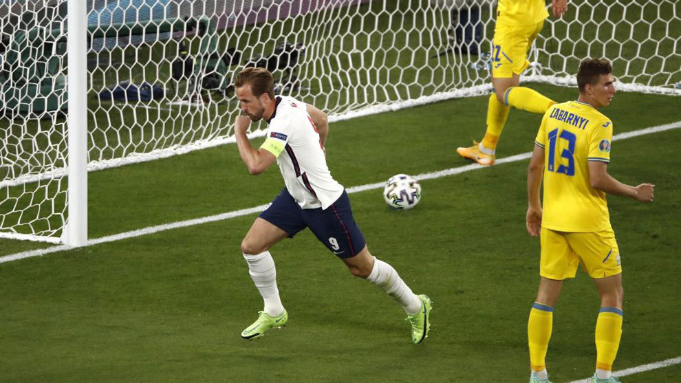 Kane celebra uno de sus dos goles a Ucrania.