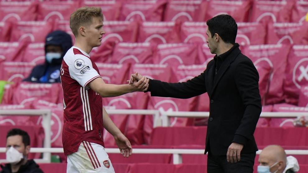 Odegaard saluda a Arteta en un partido con el Arsenal.