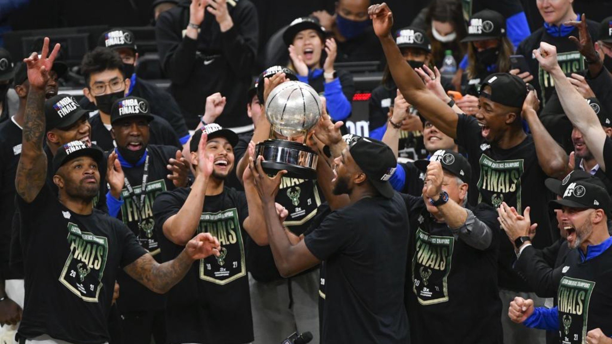Los Bucks levantan el trofeo que les proclama como campeones del Este,