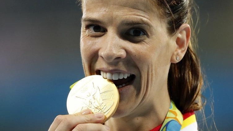Ruth Beitia, con la medalla de oro en salto de altura ganada en Rio 2016