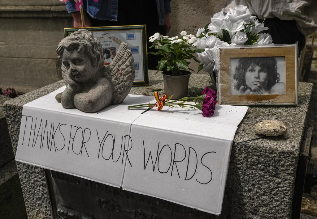 Algunos de los objetos llevados por los admiradores de Jim Morrison a la tumba del msico en Paris