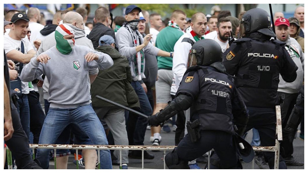 Ultras del Legia se enfrentan a la policía española en 2016.