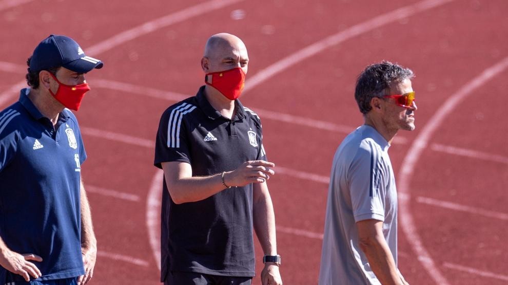 Molina, Luis Rubiales y Luis Enrique, en el entrenamiento del lunes en La Ciudad del Ftbol previo a la semifinal ante Italia.