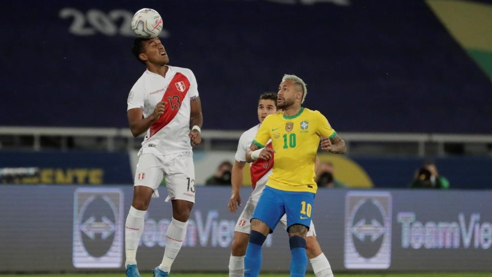 Renato Tapia y Neymar en el partido de Copa América.