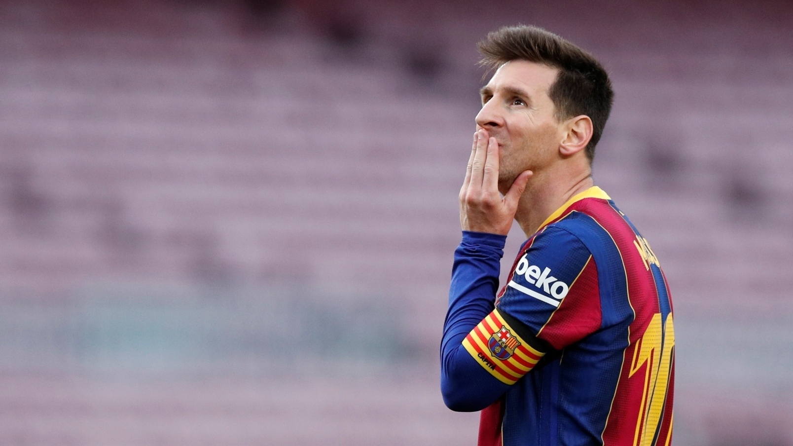 Leo Messi pensativo en un encuentro de este ao.