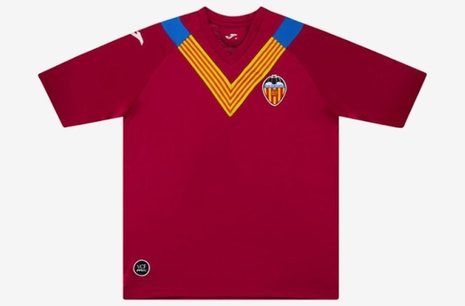 Glorioso Prueba de Derbeville florero Valencia CF: Las nuevas camisetas del Valencia de la temporada 21-22: un  secreto imposible de guardar | Marca