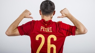 Pedri posa con la camiseta de Espaa antes de empezar la Eurocopa.
