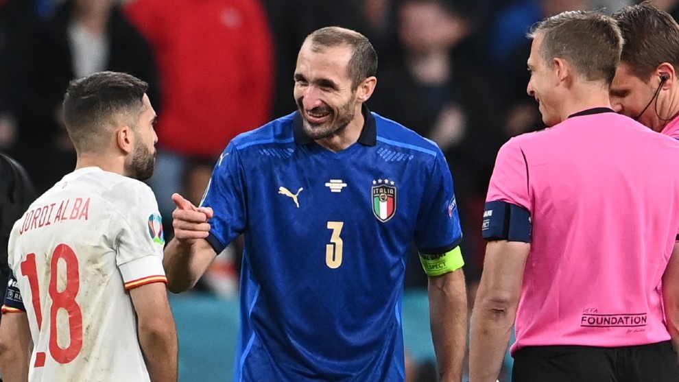 Chiellini bromea con Jordi Alba durante el sorteo de la tanda de penaltis.