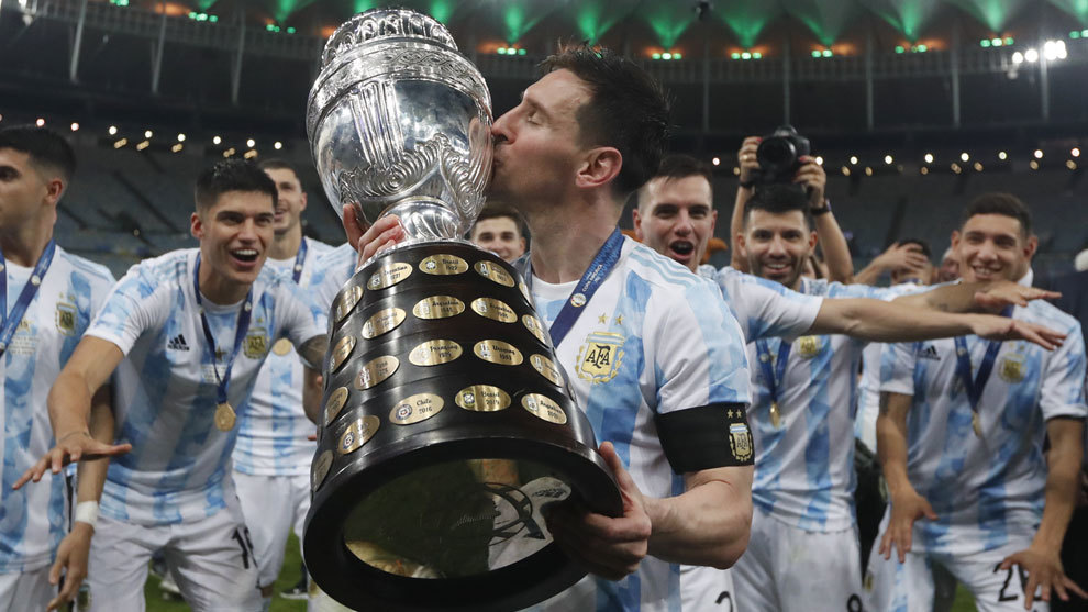 Messi lifts the trophy.