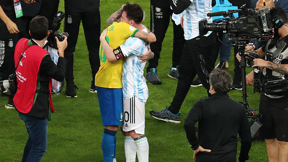 Del abrazo interminable de Messi a Neymar para consolarle a una charla entre risas