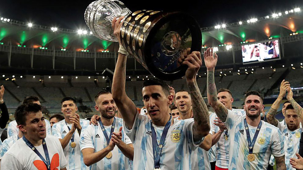 Di María ofrece la Copa América a los aficionados.