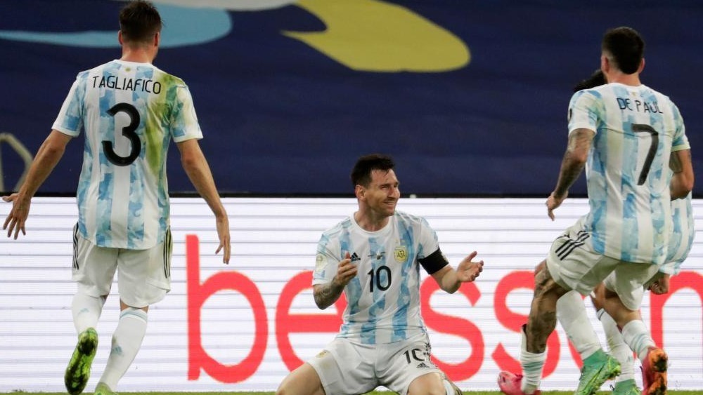 De Paul y Tagliafico corren a abrazarse con Messi tras proclamarse campeones.