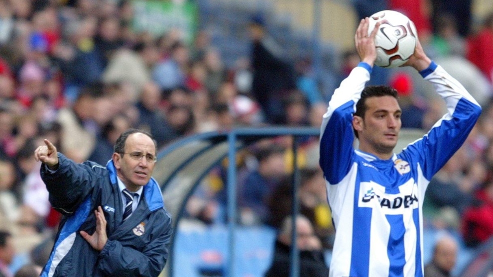 Scaloni con la pelota e Irureta con las indicaciones, cuando ambos coincidieron en el Deportivo La Coruña.
