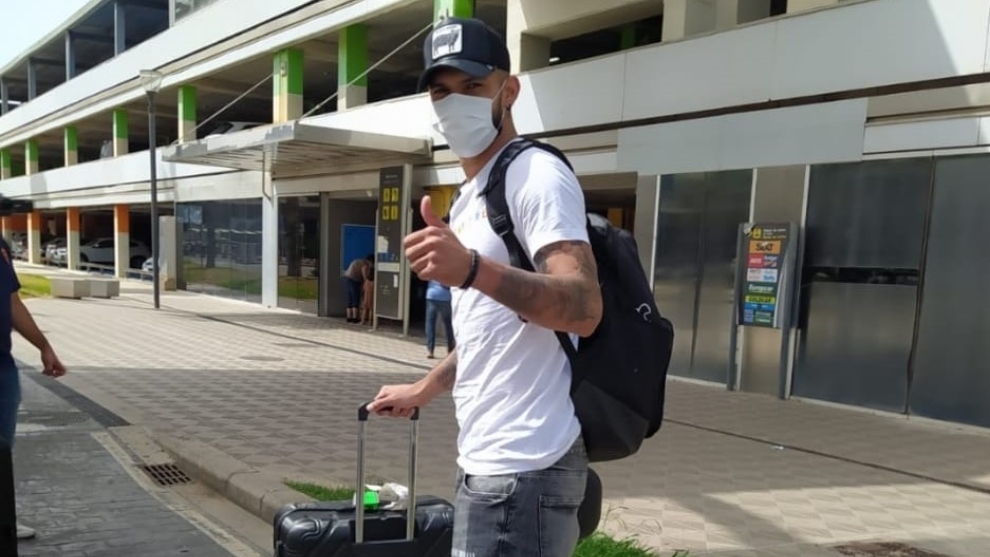 Omar Alderete, tras su llegada al aeropuerto de Manises en Valencia.