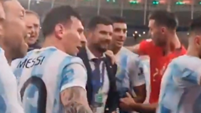 Messi stops De Paul from signing offensive chant against Brazil