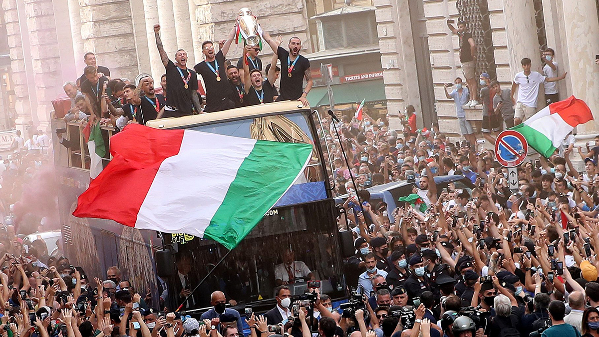 Italia celebra con su afición.