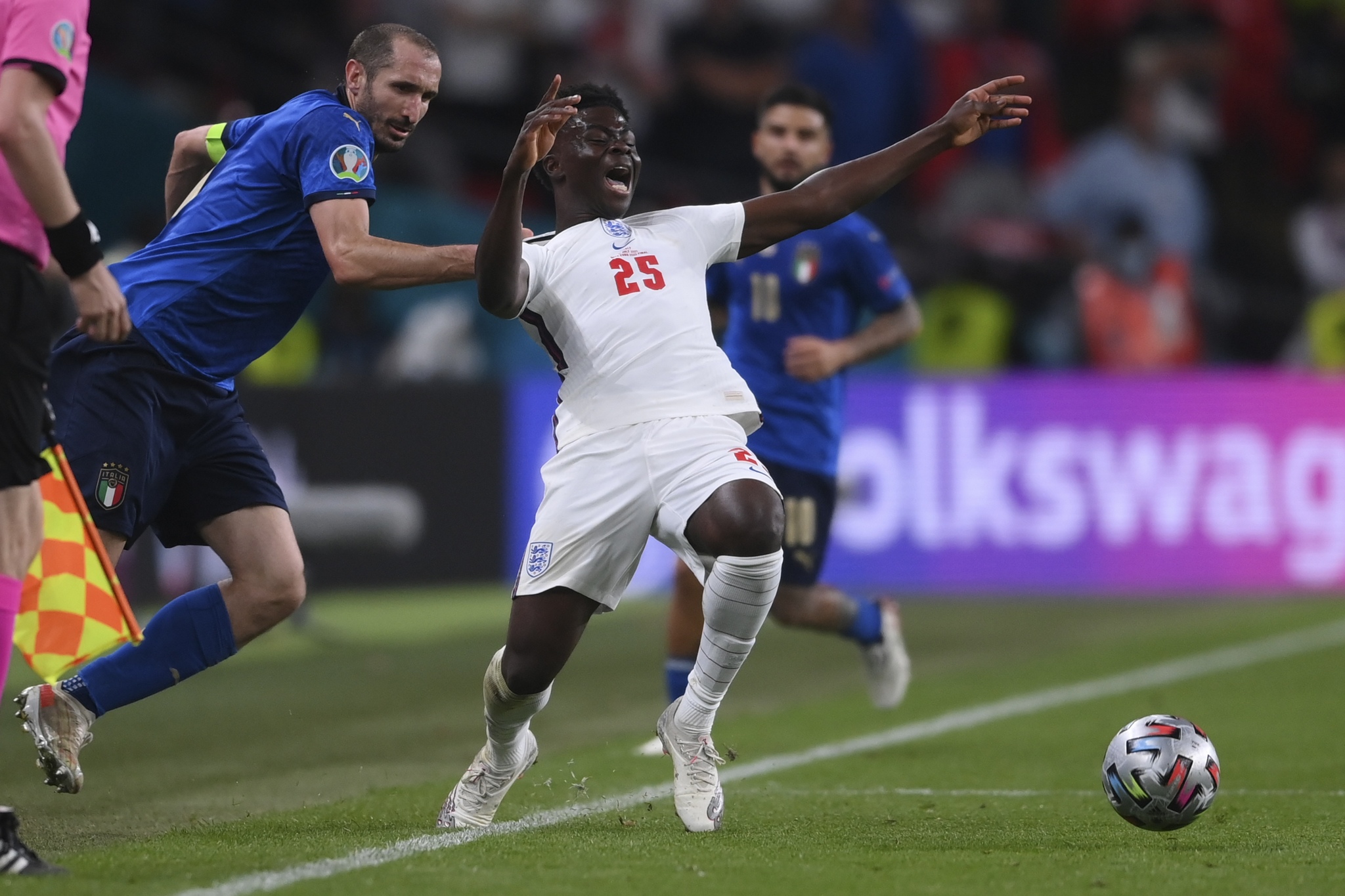 Italy's Giorgio Chiellini tugs the shirt of England's Bukayo Saka
