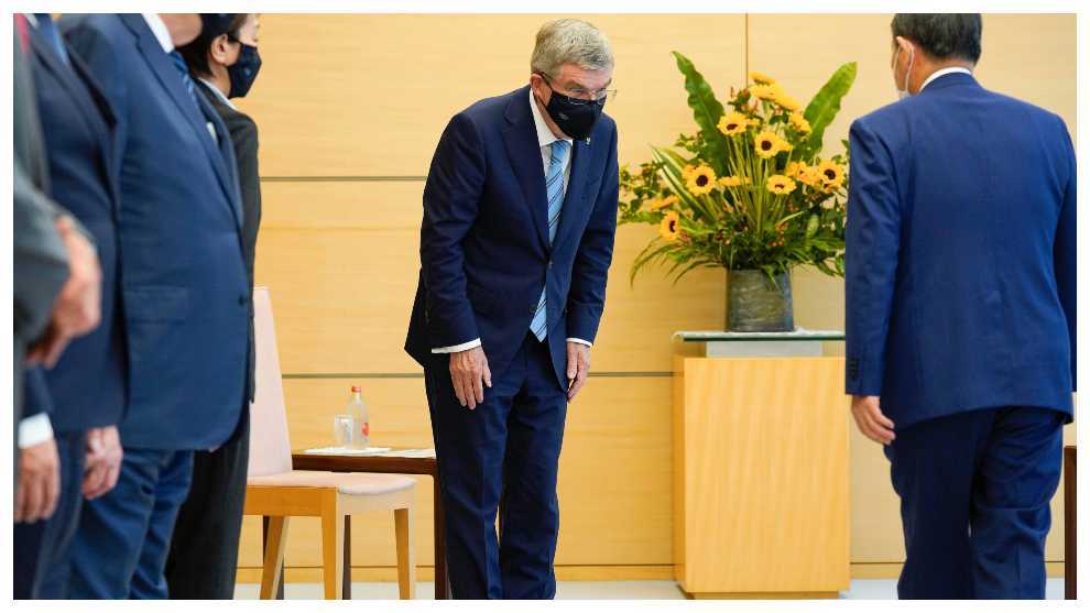 Bach saluda al primer ministro japonés Yoshihide Suga.