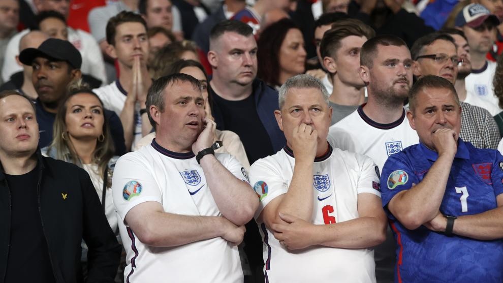 Los aficionados racistas serán expulsados de los estadios según Boris Johnson.