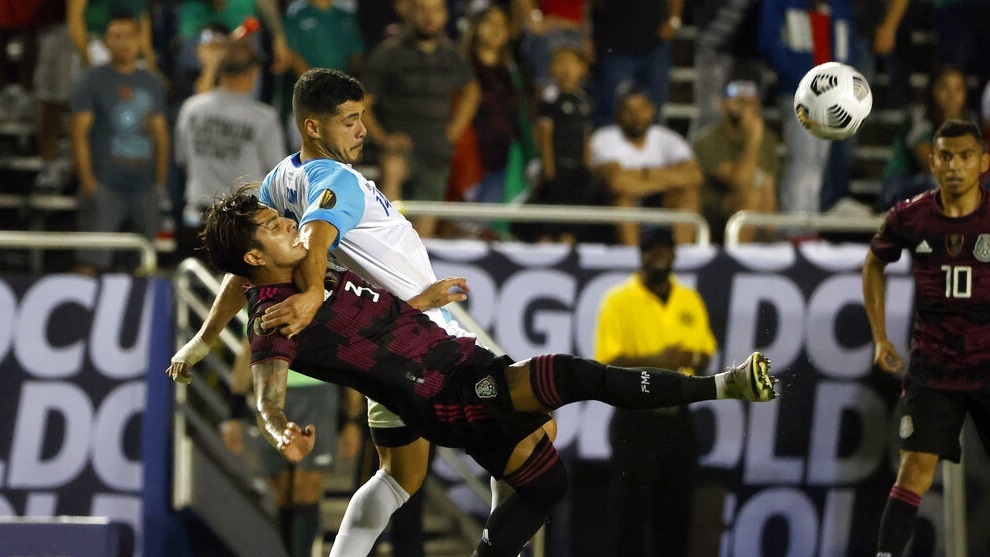 El defensa mexicano Carlos Salcedo (3) y el delantero guatemalteco Darwin Lom (14) disputan el balón.