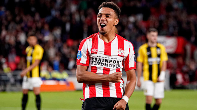 Donyell Malen celebrando un gol con el PSV.