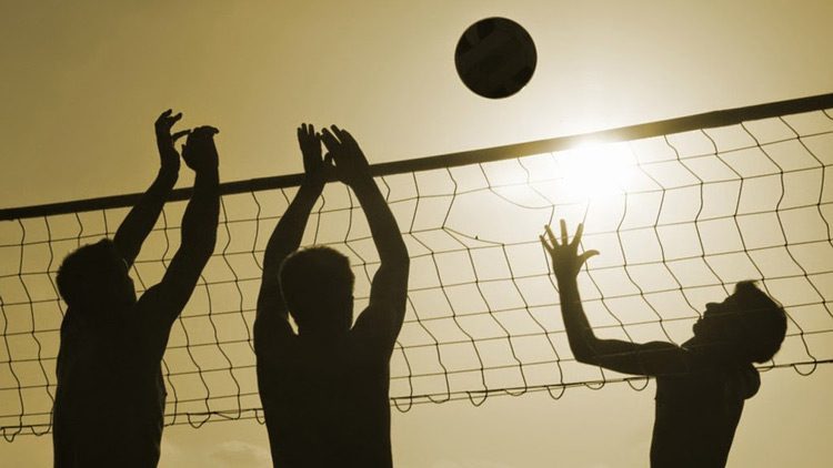En vacaciones y al aire libre disponemos de múltiples opciones para seguir moviéndonos por salud y diversión, como el voleibol.