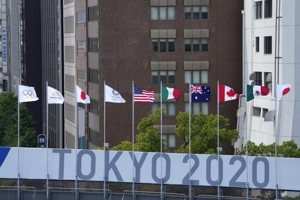 Las banderas de los seis pases participantes en el torneo de sftball dominan el Yokohama Stadium.