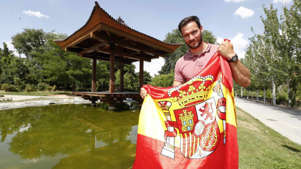 Saúl Craviotto, con la bandera de España, junto a la pagoda del jardín de la Vega en Alcobendas.