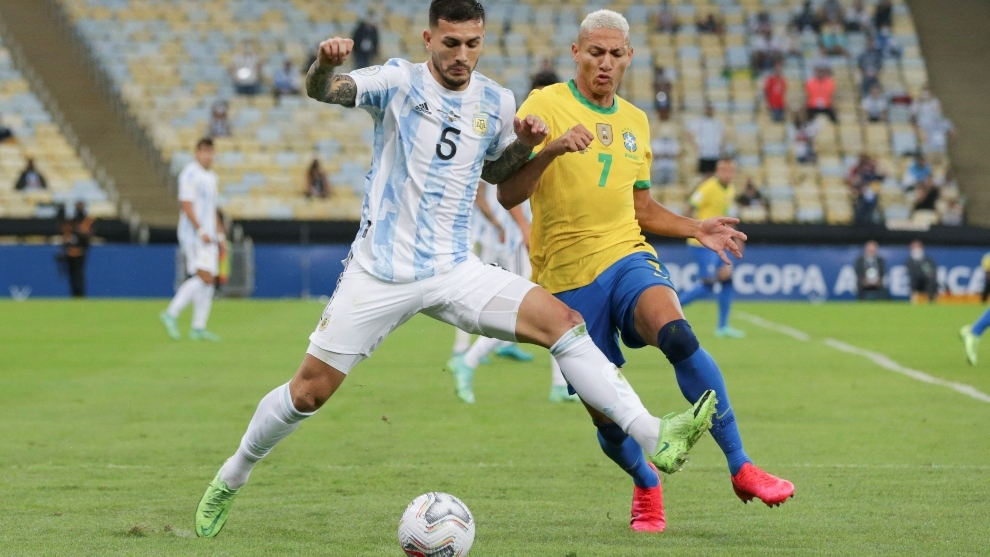 Paredes y Richarlison disputan el balón durante la final Argentina vs Brasil.