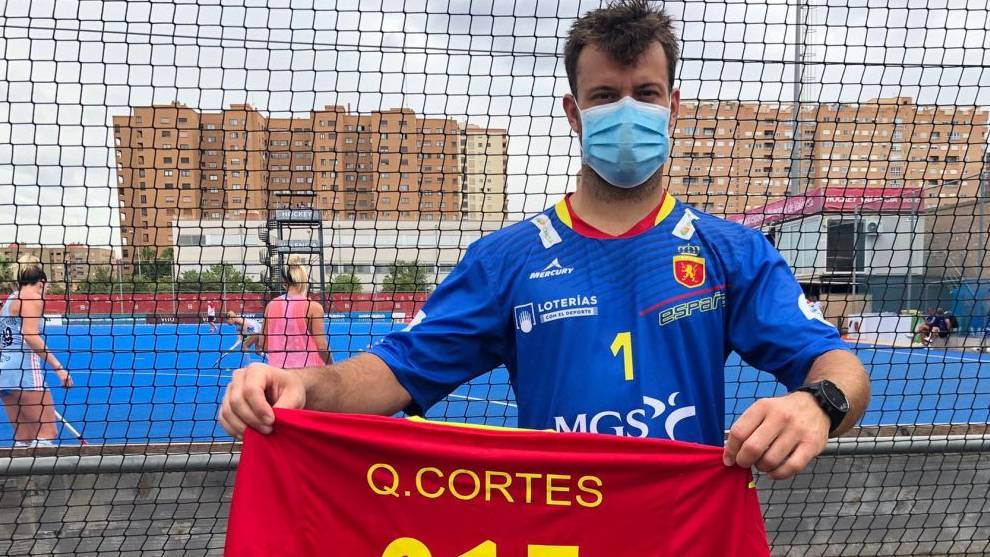 Quico Cortes con la camiseta conmemorativa del día que batió el récord de Sergi Enrique con 315 internacionalidades