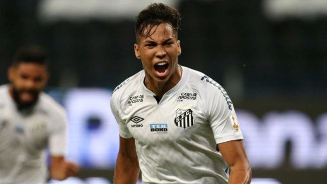 Kaio Jorge celebrando un gol con el Santos.