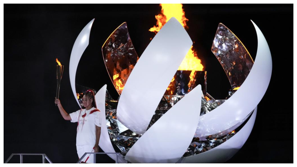 Naomi Osaka posa con la antorcha tras encender el pebetero del Estadio Olmpico de Tokio.