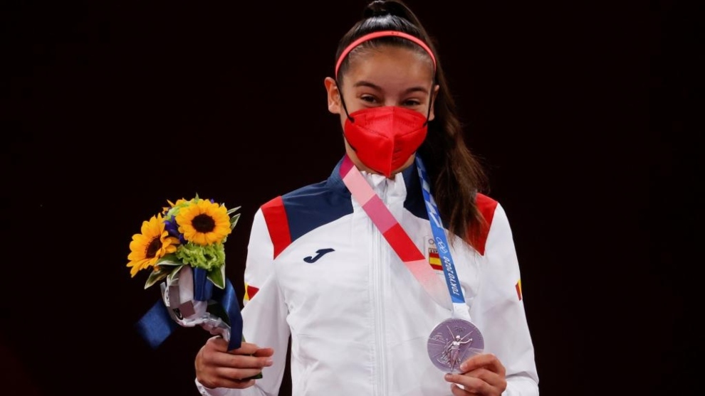 Adriana Cerezo posa en el podio con su medalla de plata en -49 kg.