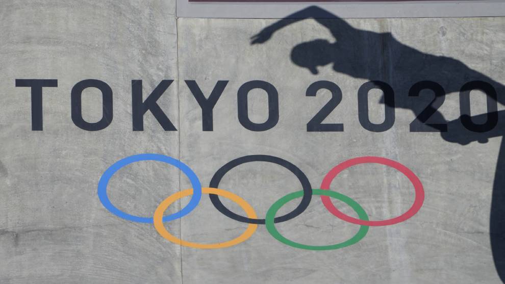 La sombra de un skater con el logo de Tokio 2020
