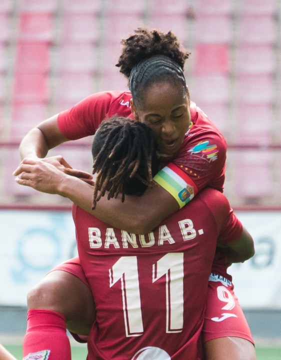 Jade Boho y Barbra Banda celebran un gol con el EDF Logroño.
