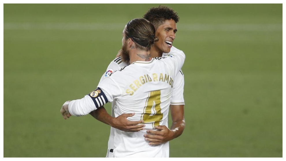 Varane y Ramos se abrazan tras conquistar la Liga 19-20, su último titulo juntos.