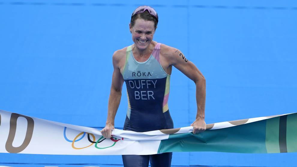El momento en el que Flora Duffy cruza la meta del triatlón