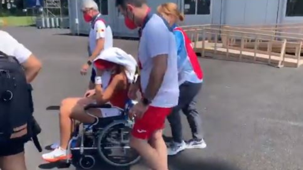 Paula Badosa sale de la pista en silla de ruedas.