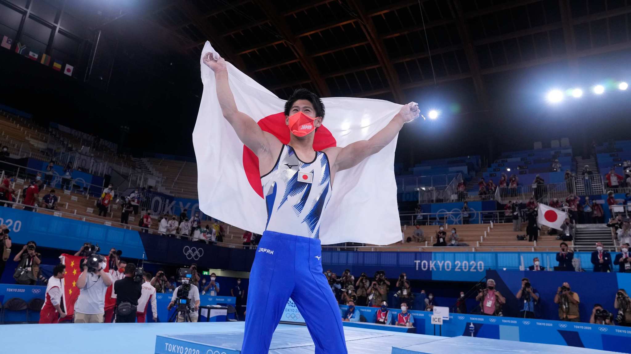 Daiki Hashimoto celebra su triunfo en el concurso general de gimnasia artística
