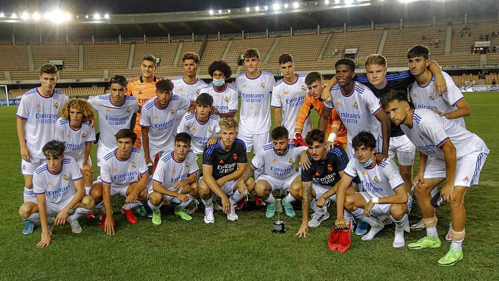 Los jugadores del Castilla tambin recibieron un pequeo trofeo pese a la derrota