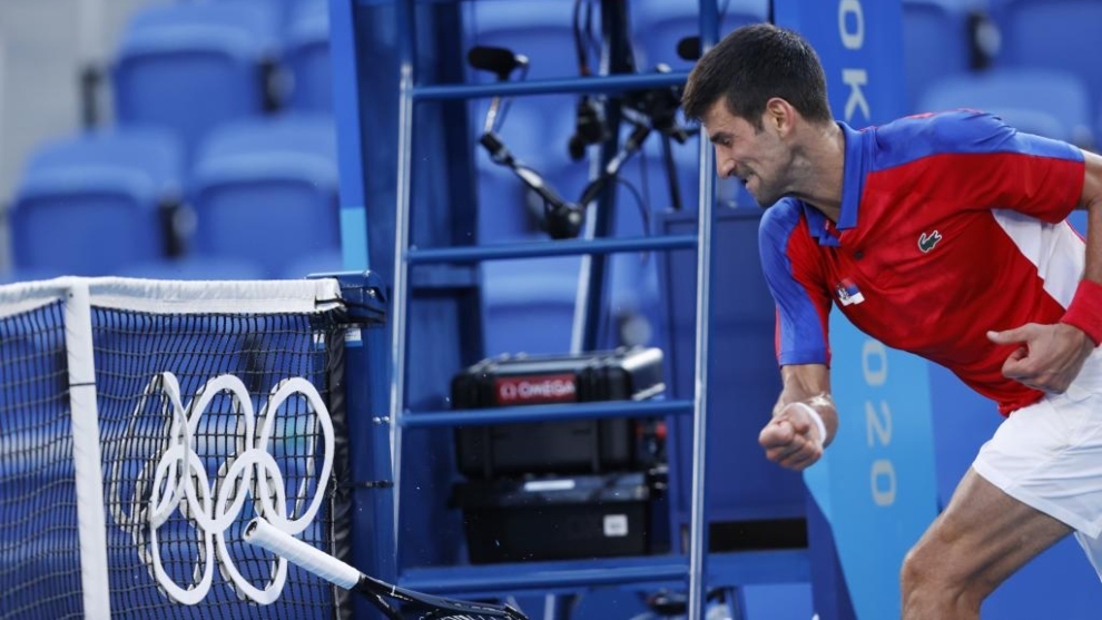Djokovic pierde los nervios ante Carreño otra vez: ¡lanza una raqueta a la grada y rompe otra contra la red!
